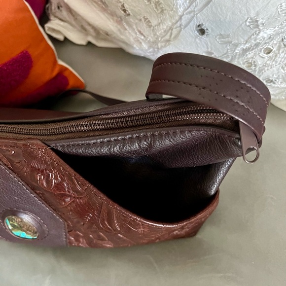 Handmade handbag with tooled leather details and turquoise center stone - Picture 10 of 10